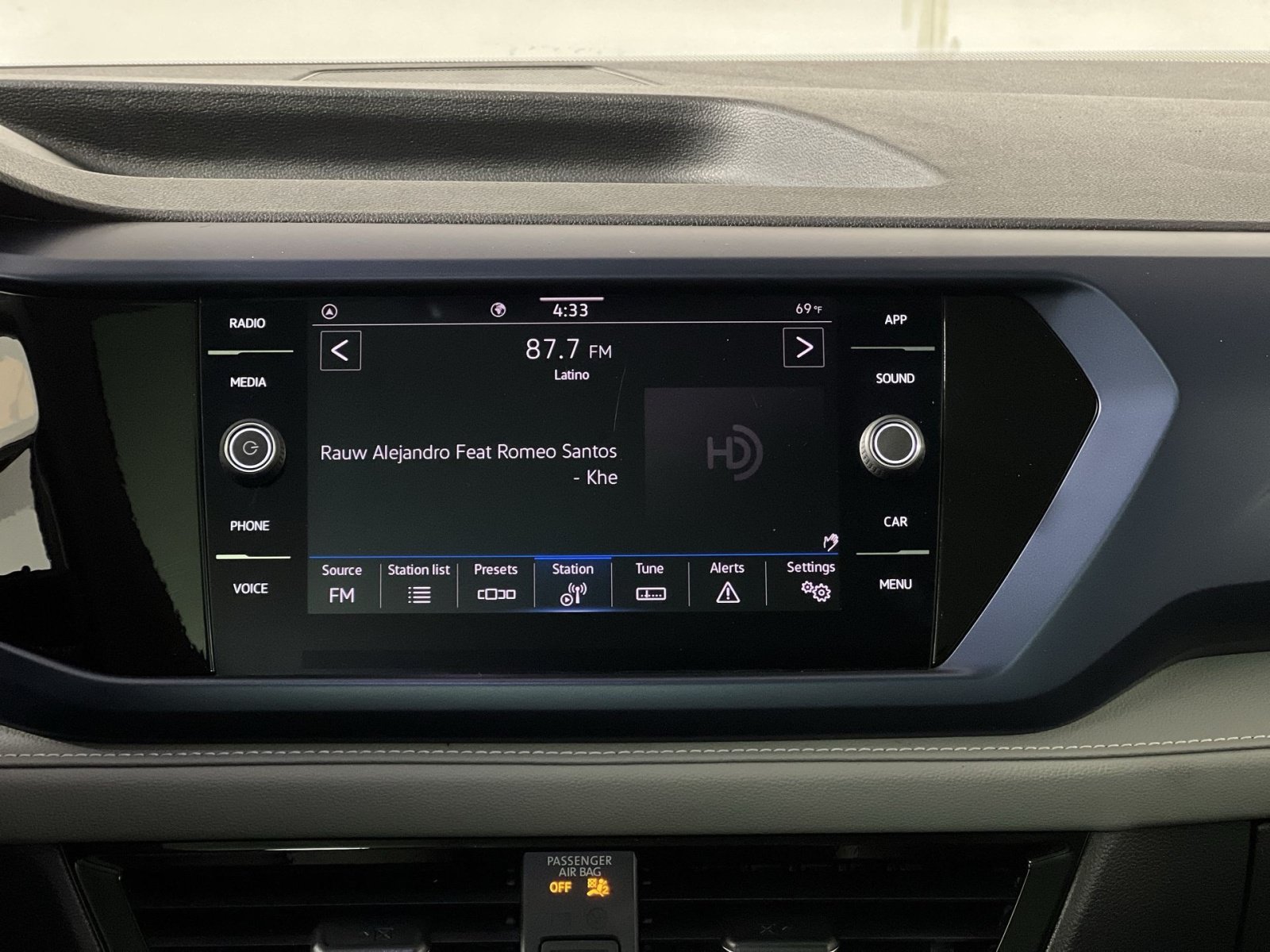 Used 2024 Volkswagen Taos SE w/ Panoramic Sunroof Package FWD image 18