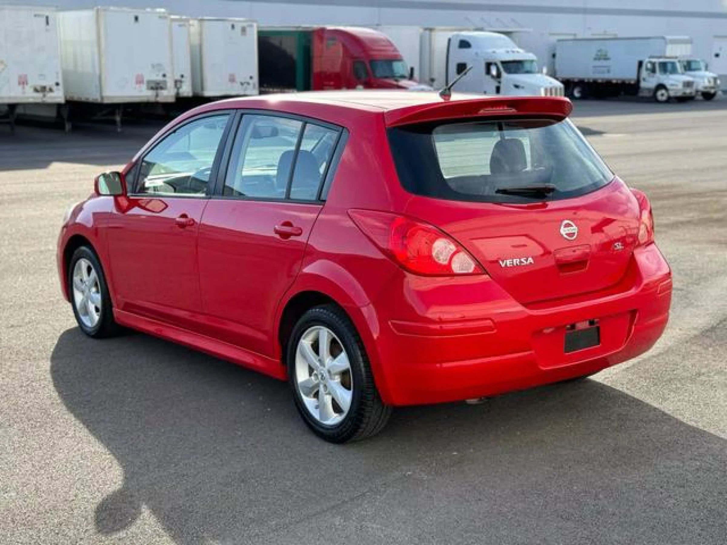 Used 2012 Nissan Versa Hatchback FWD image 4