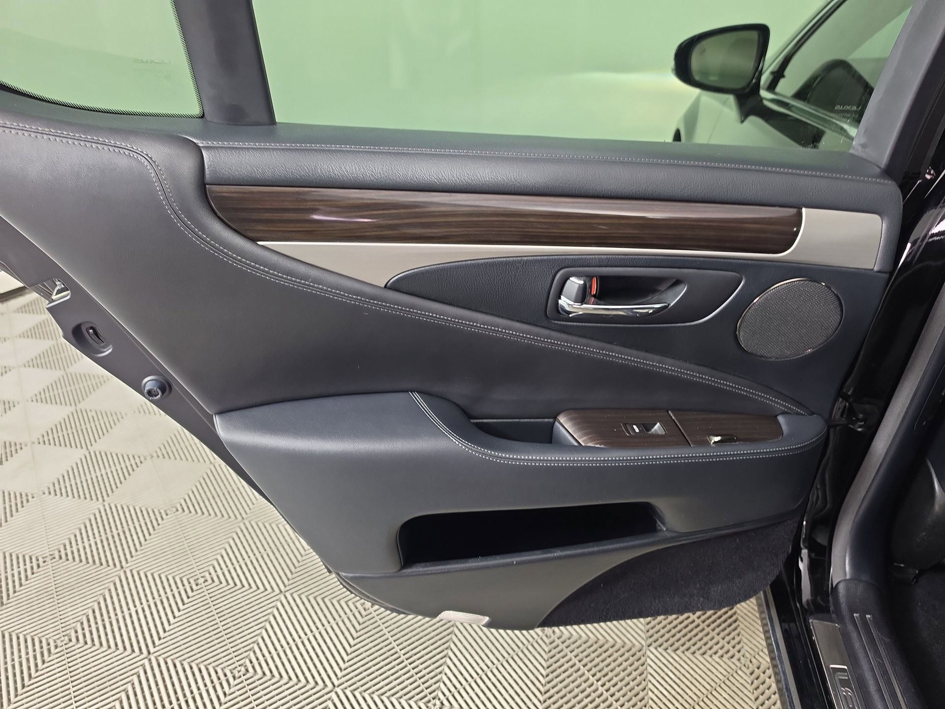 Used 2014 Lexus LS 460 w/ Comfort Package RWD image 40