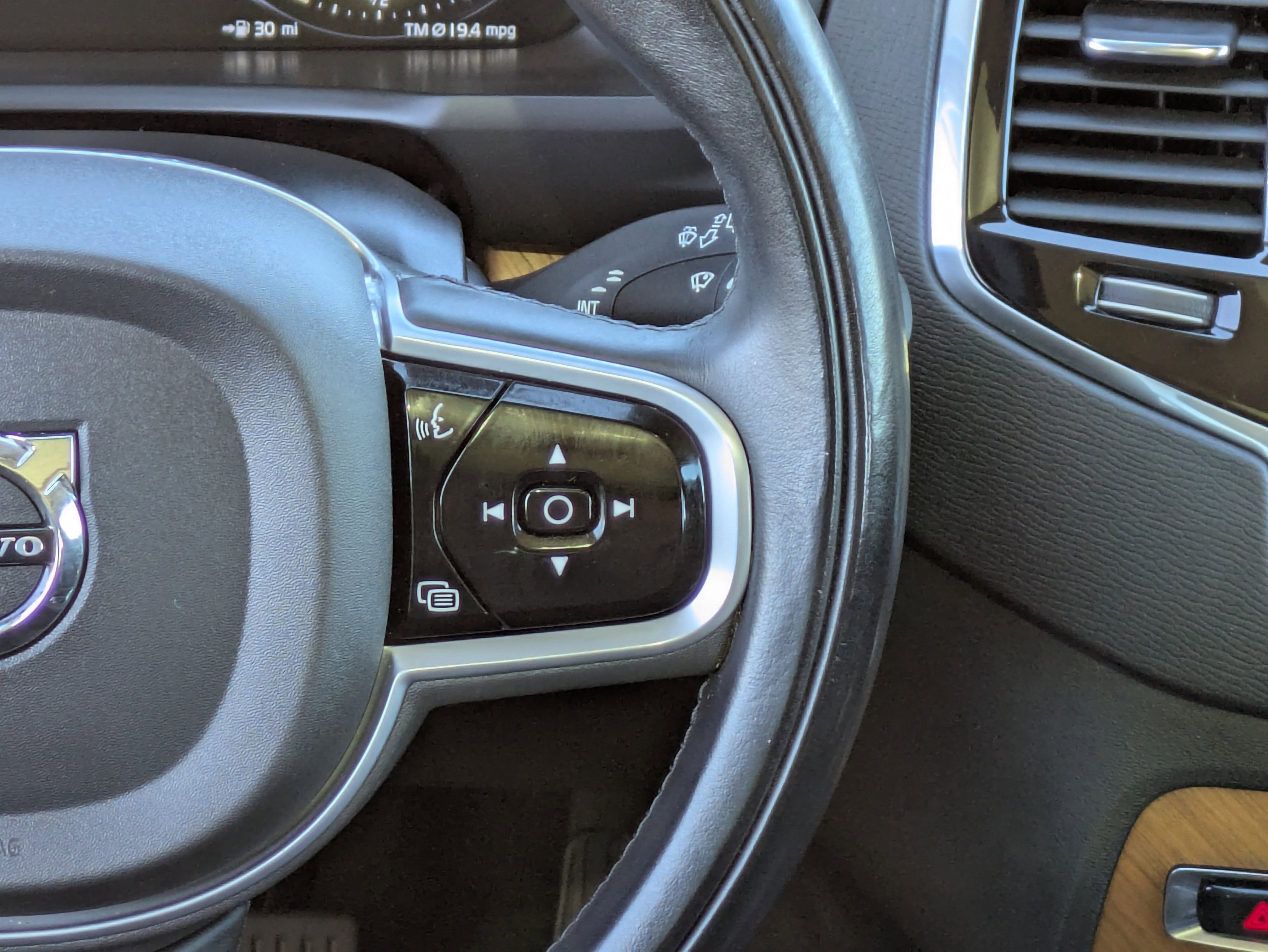 Used 2022 Volvo XC90 T5 Momentum w/ Advanced Package image 23