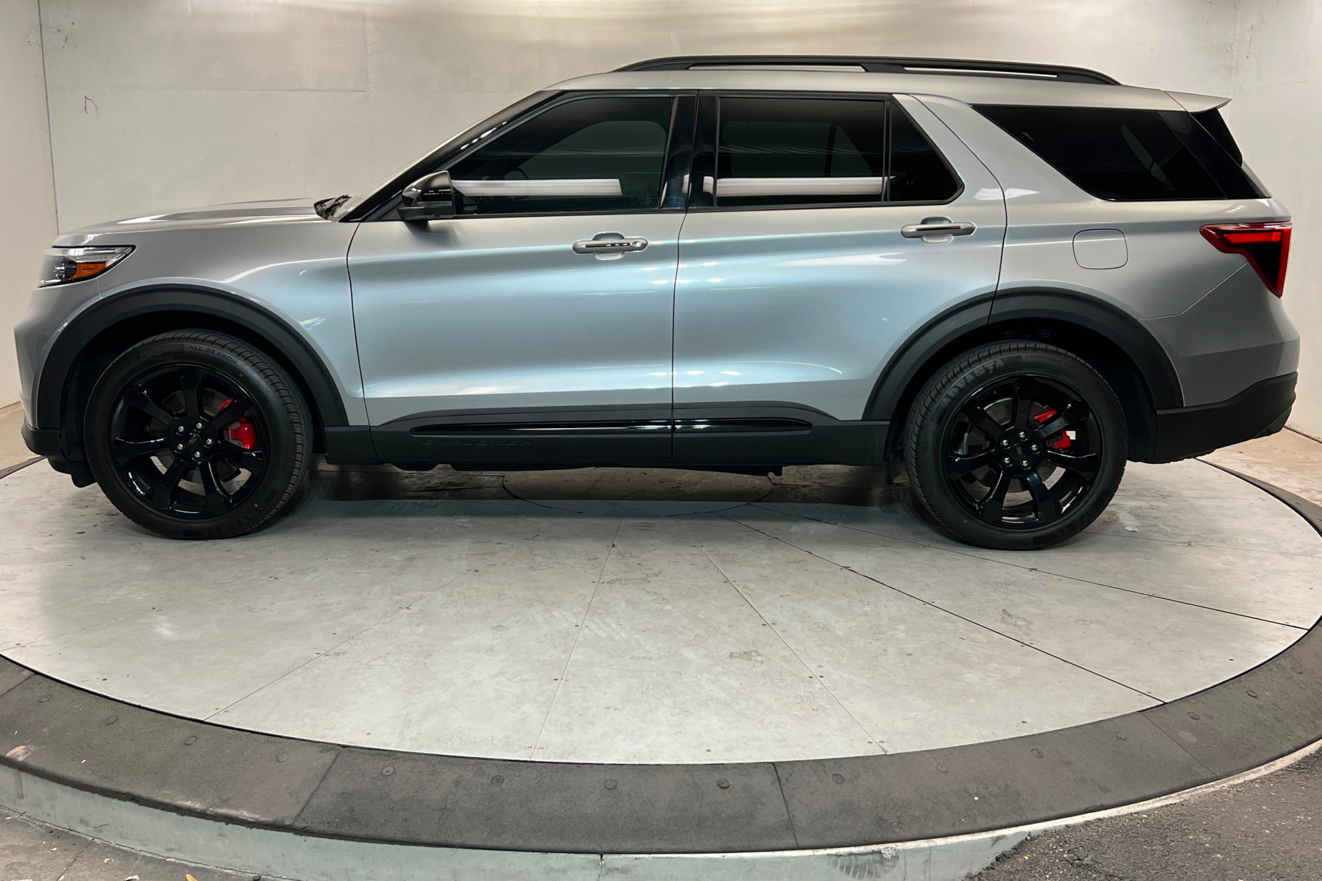 Used 2023 Ford Explorer ST w/ Equipment Group 401A AWD/4WD image 2