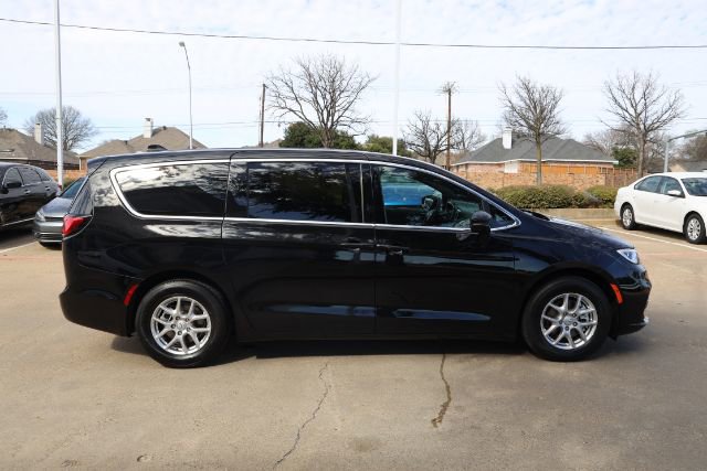 Used 2026 Chrysler Pacifica Select image 5