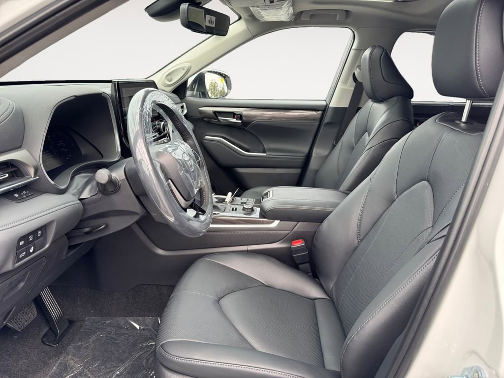 New 2025 Toyota Highlander Limited image 9
