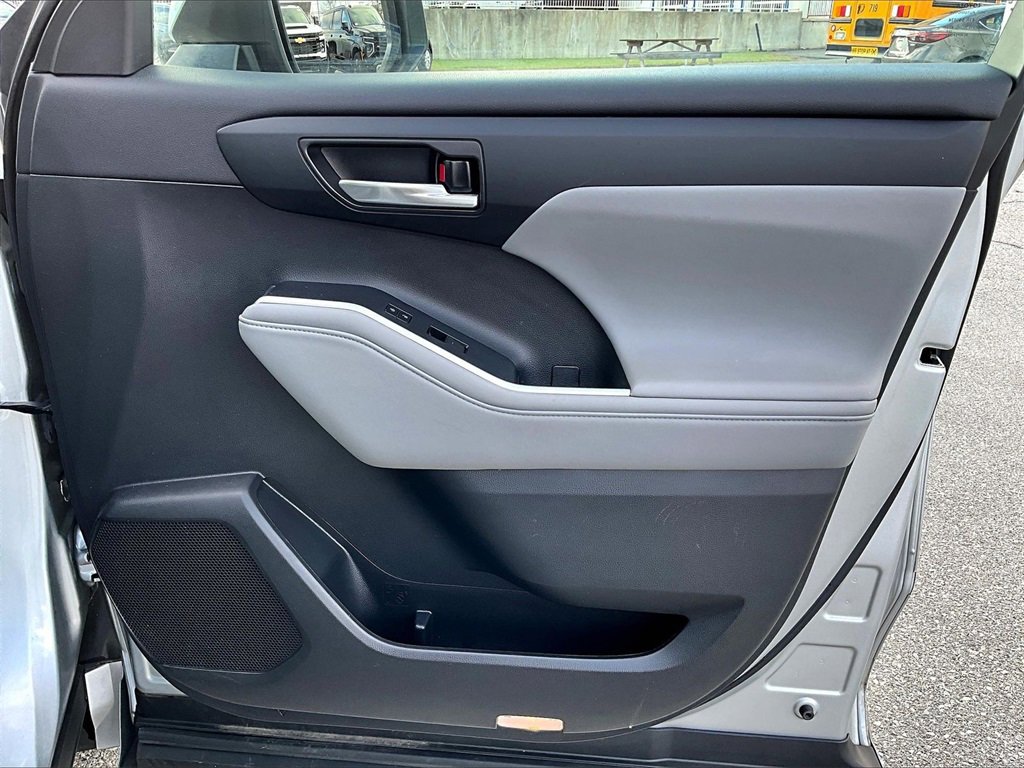 Used 2022 Toyota Highlander XLE image 12