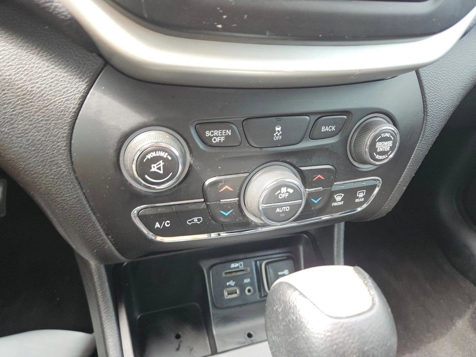 Used 2014 Jeep Cherokee Latitude w/ Comfort/Convenience Group FWD image 18