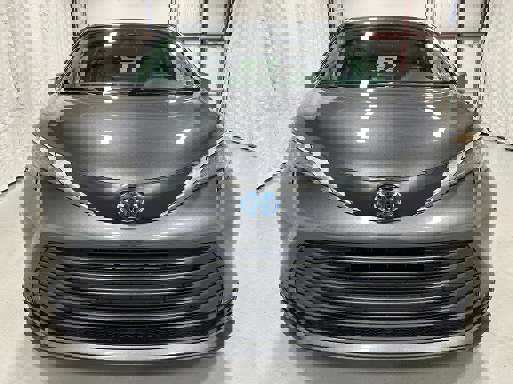 Used 2025 Toyota Sienna XLE image 2