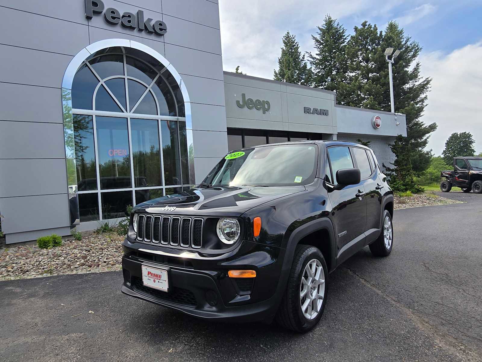 Used 2023 Jeep Renegade Latitude AWD/4WD image 1