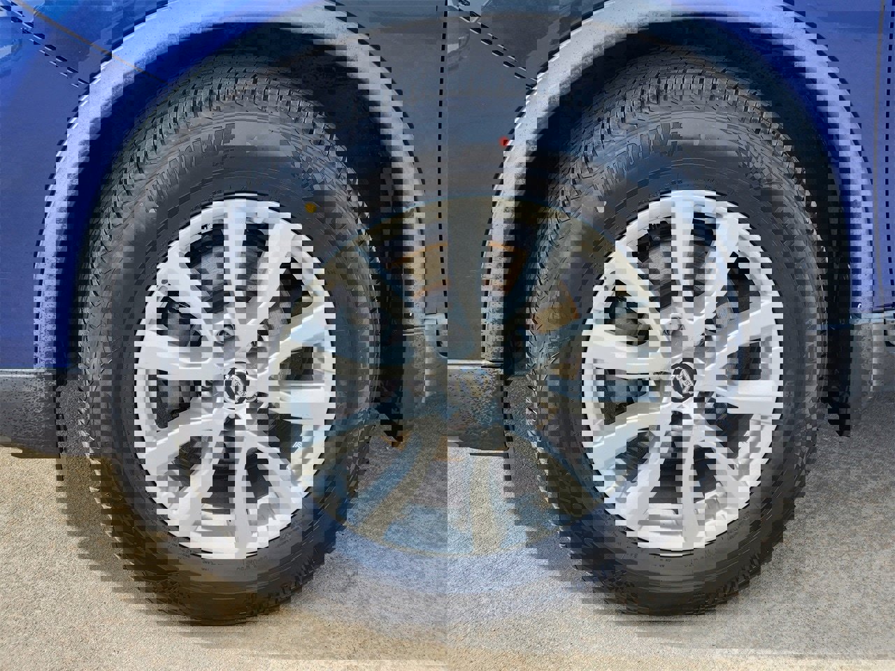 Used 2018 Nissan Rogue SV image 11