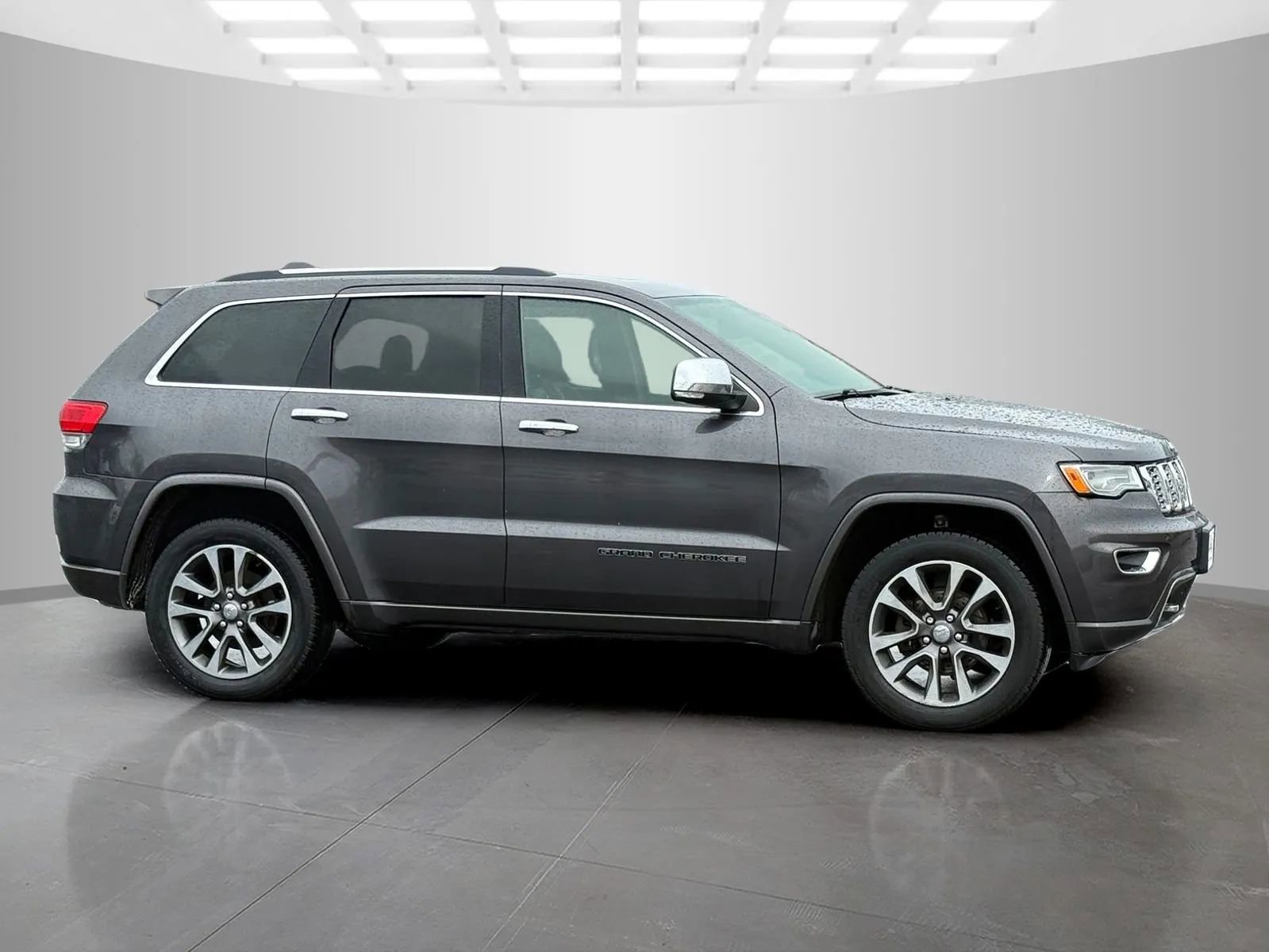 Used 2017 Jeep Grand Cherokee Overland image 2
