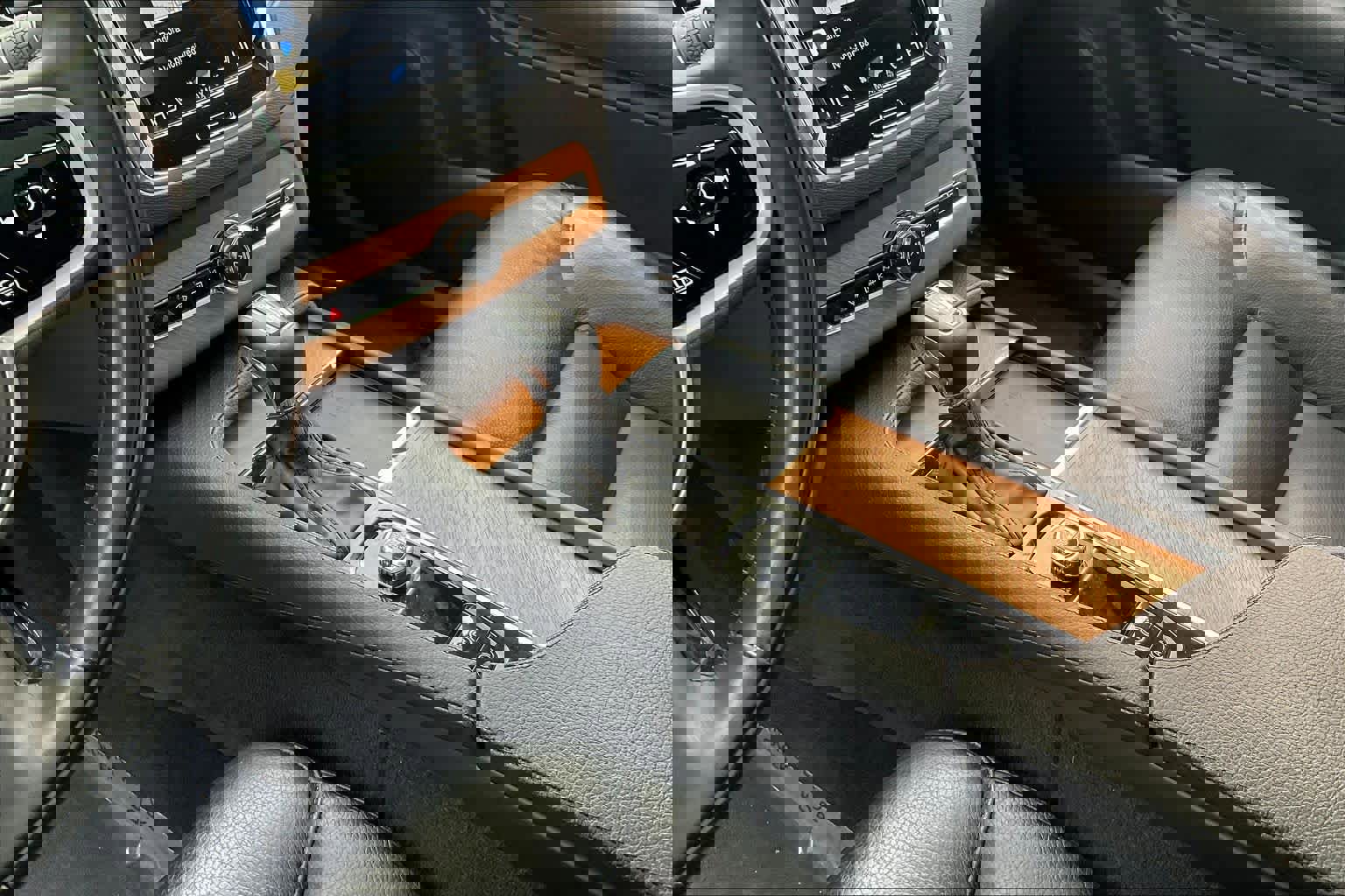 Used 2022 Volvo XC90 T6 Momentum w/ Advanced Package AWD/4WD image 16