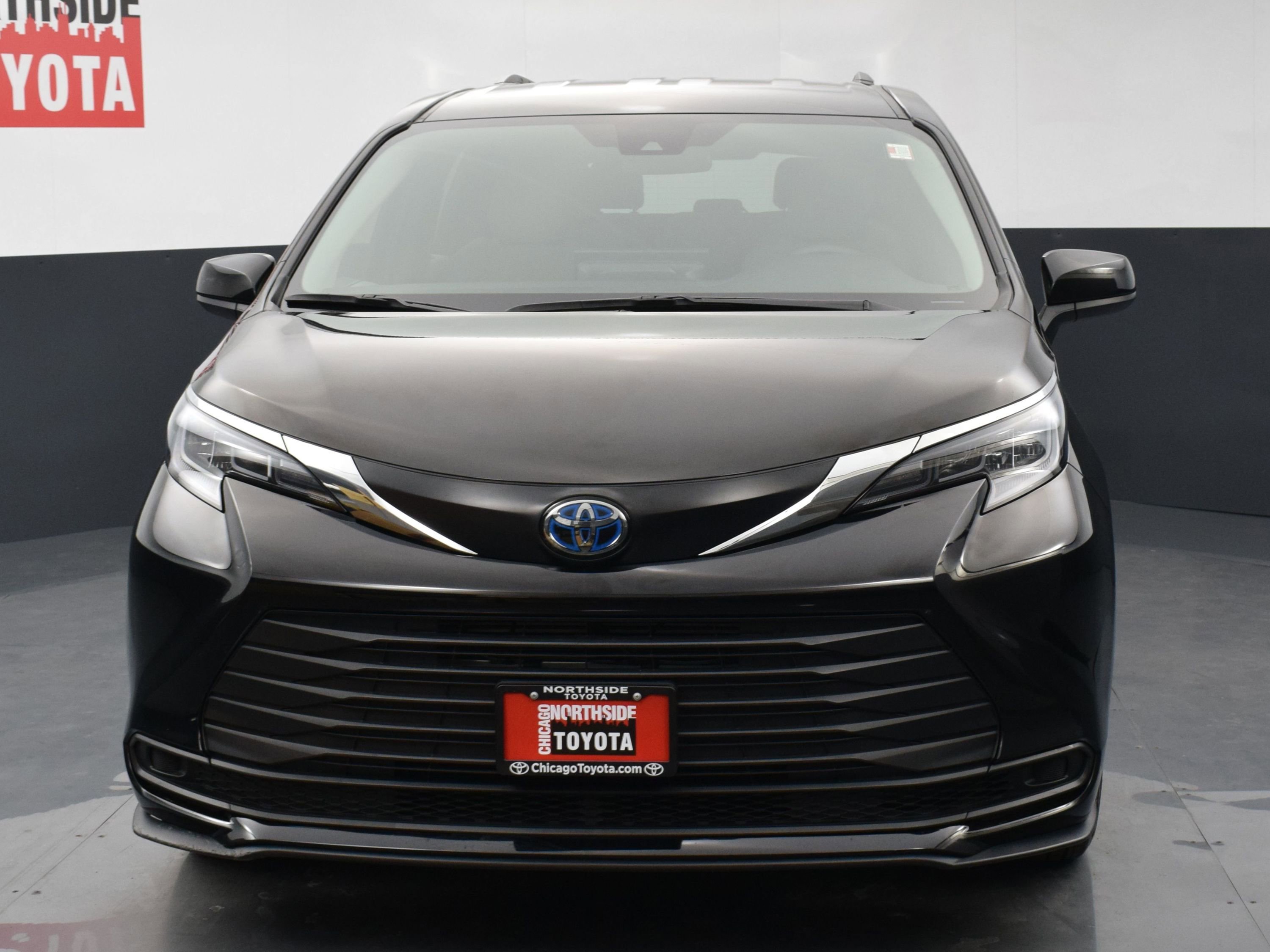 Used 2025 Toyota Sienna LE image 7