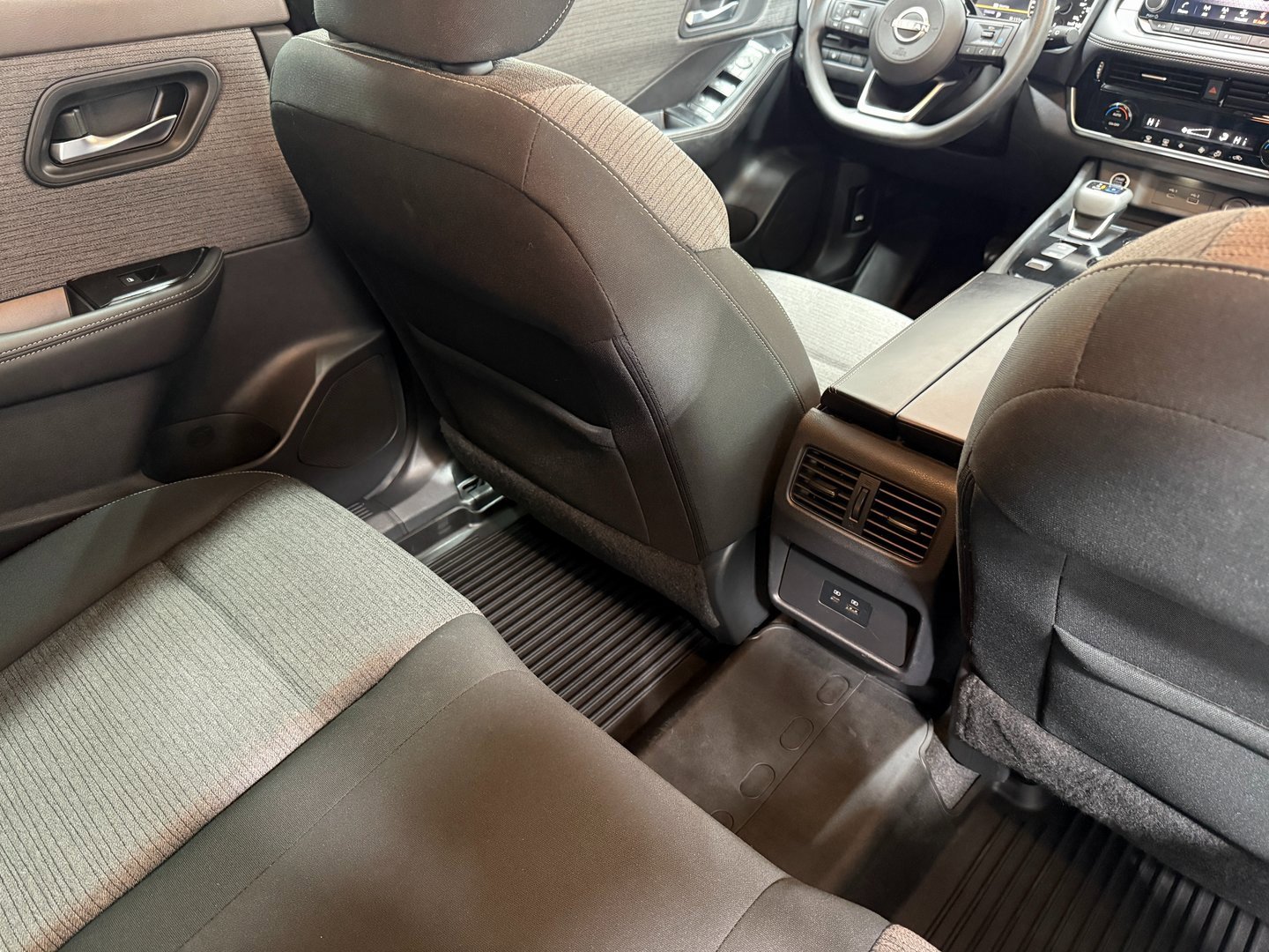 Used 2022 Nissan Rogue SV image 37