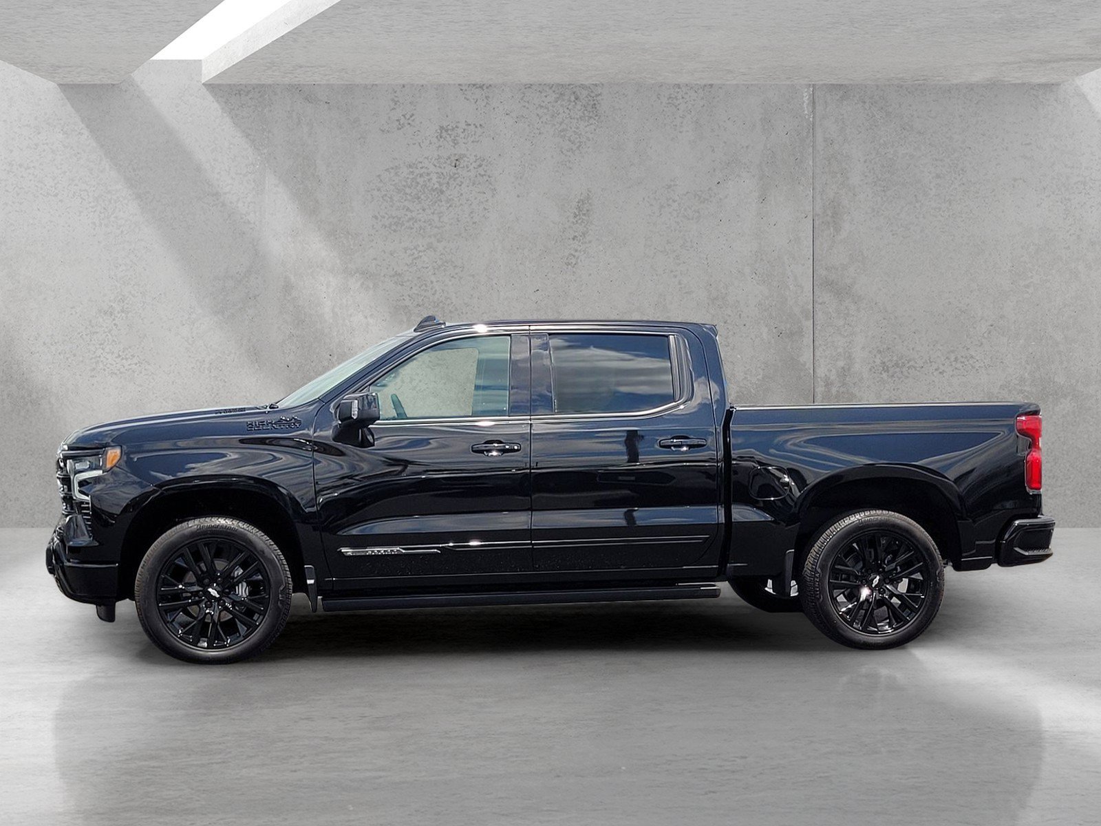 Used 2025 Chevrolet Silverado 1500 High Country w/ Midnight Edition AWD/4WD image 8