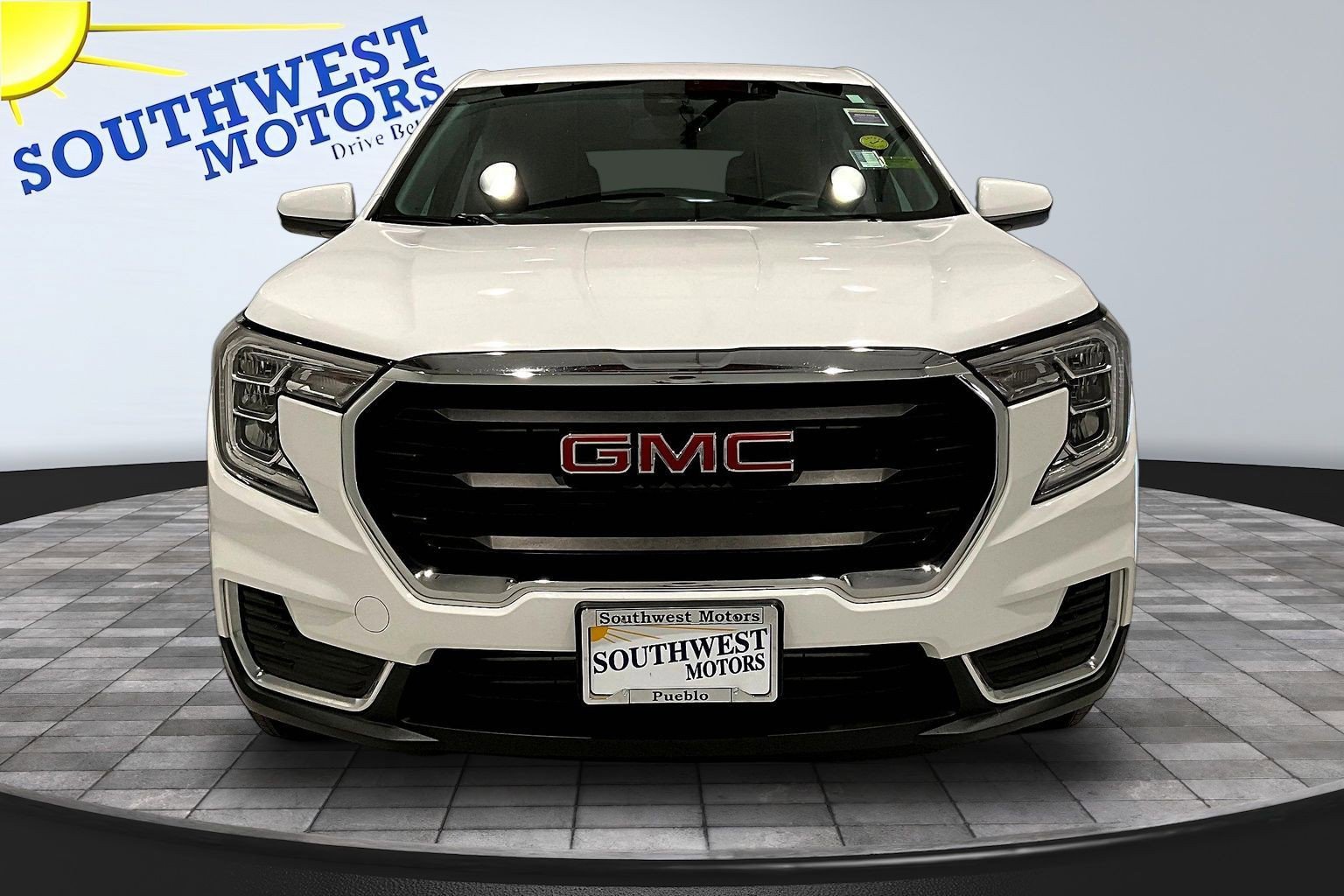 Used 2024 GMC Terrain SLE image 2
