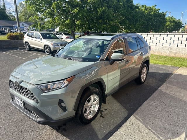 Used 2020 Toyota RAV4 XLE w/ Convenience Package FWD image 2