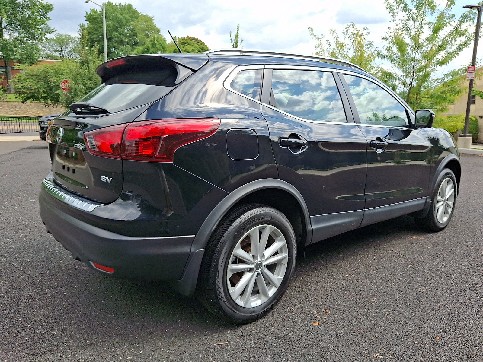 Certified 2017 Nissan Rogue Sport SV w/ SV Premium Package FWD image 6