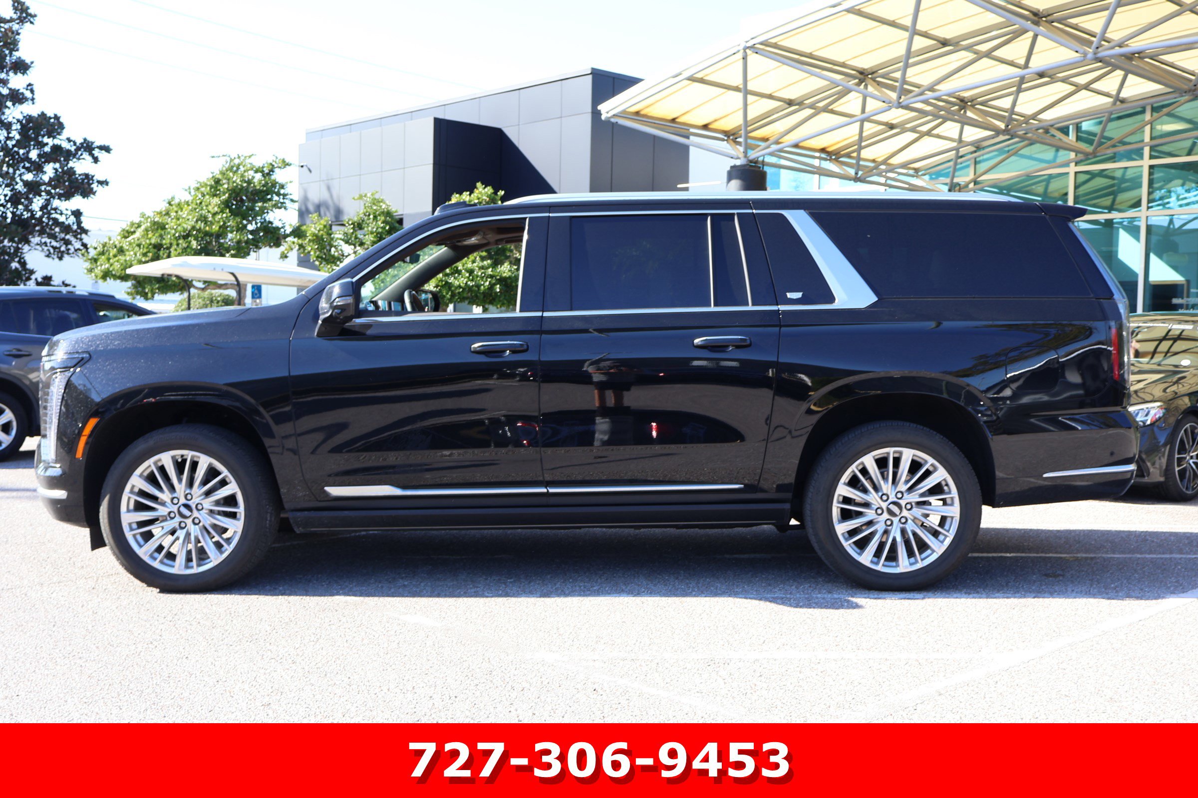 Used 2025 Cadillac Escalade ESV Premium Luxury image 6