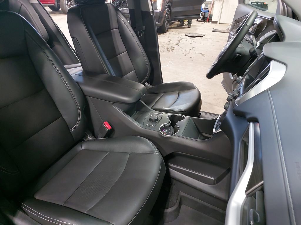 Used 2024 GMC Terrain SLT w/ Infotainment Package II image 10