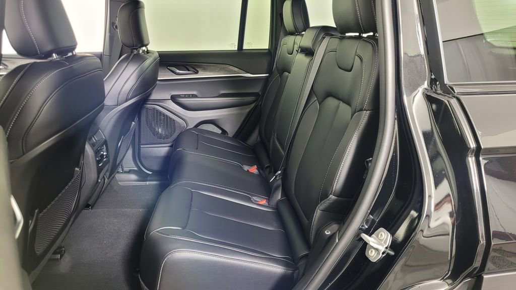 New 2025 Jeep Grand Cherokee Limited w/ Black Appearance Package image 29