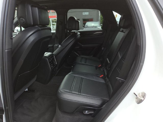 Used 2022 Porsche Cayenne AWD/4WD image 10