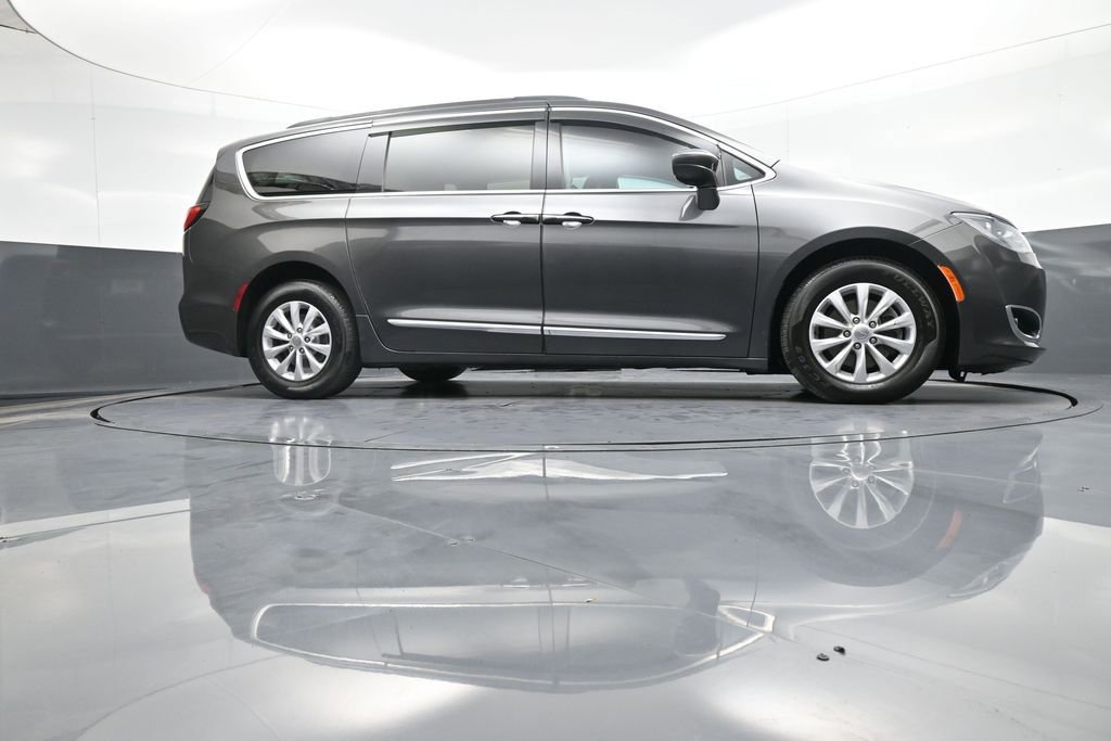 Used 2017 Chrysler Pacifica Touring-L image 29