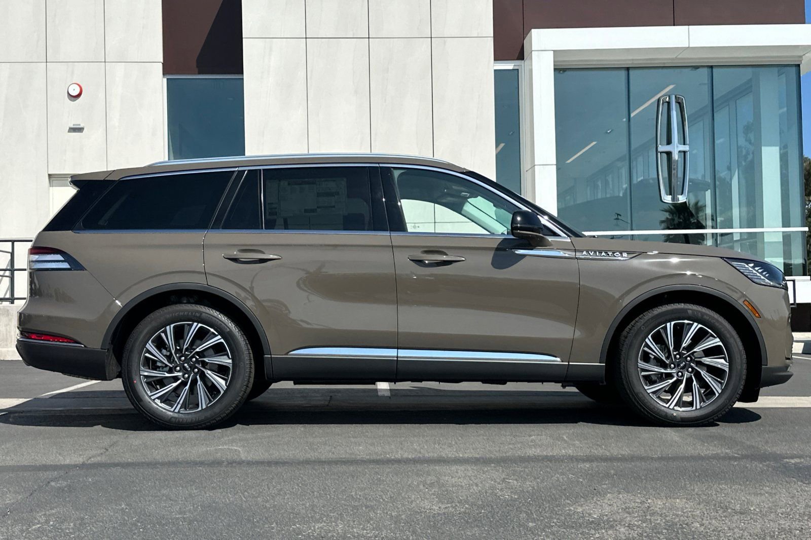 New 2026 Lincoln Aviator 2WD image 2