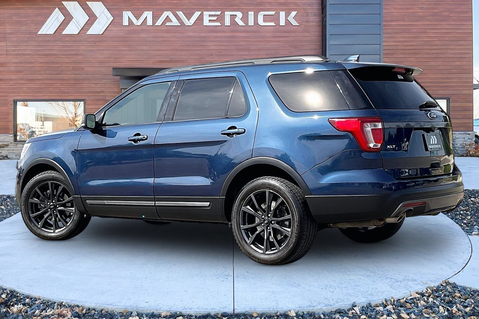Used 2017 Ford Explorer XLT w/ Equipment Group 202A AWD/4WD image 4