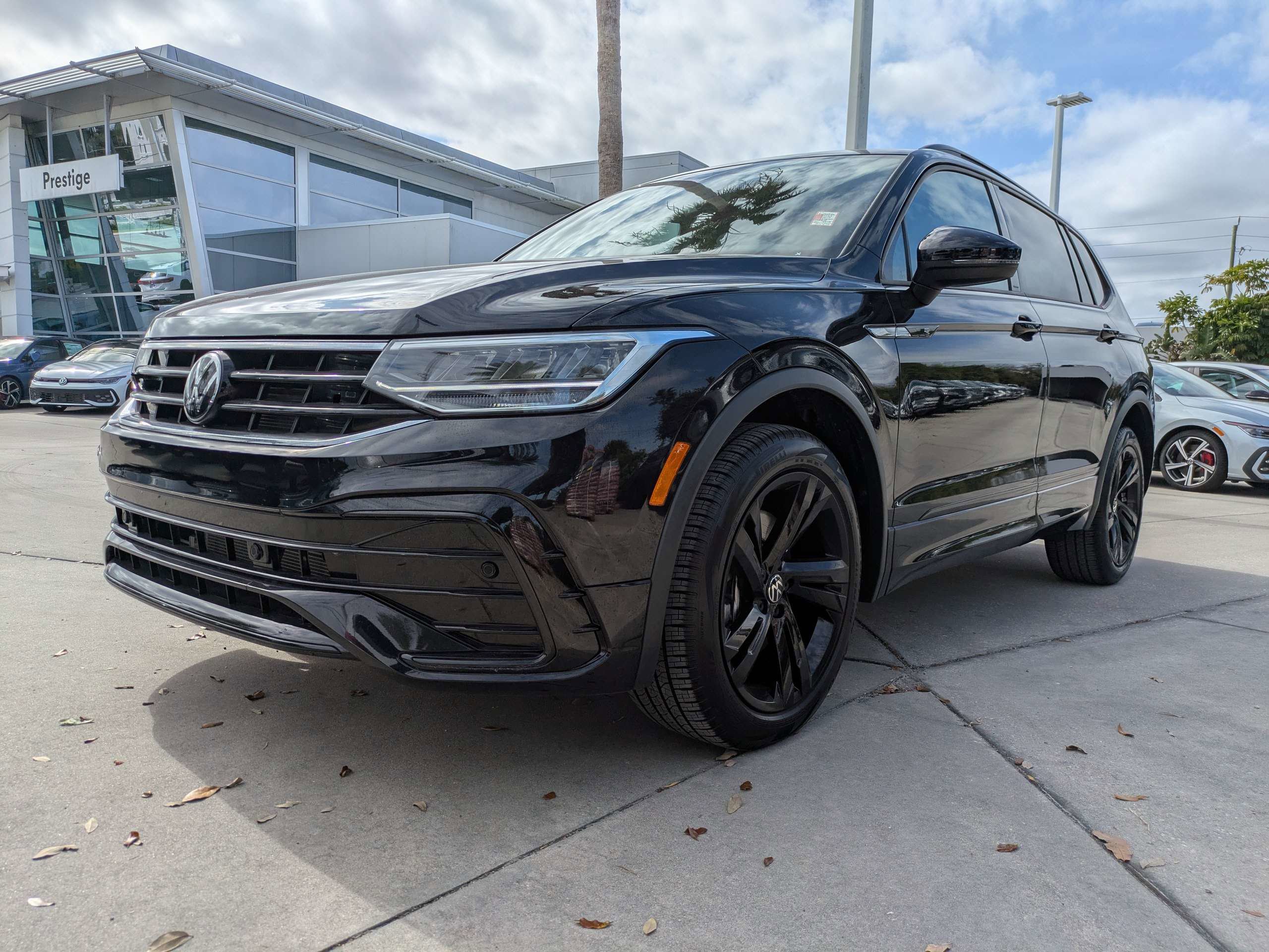 Used 2024 Volkswagen Tiguan SE R-Line image 8