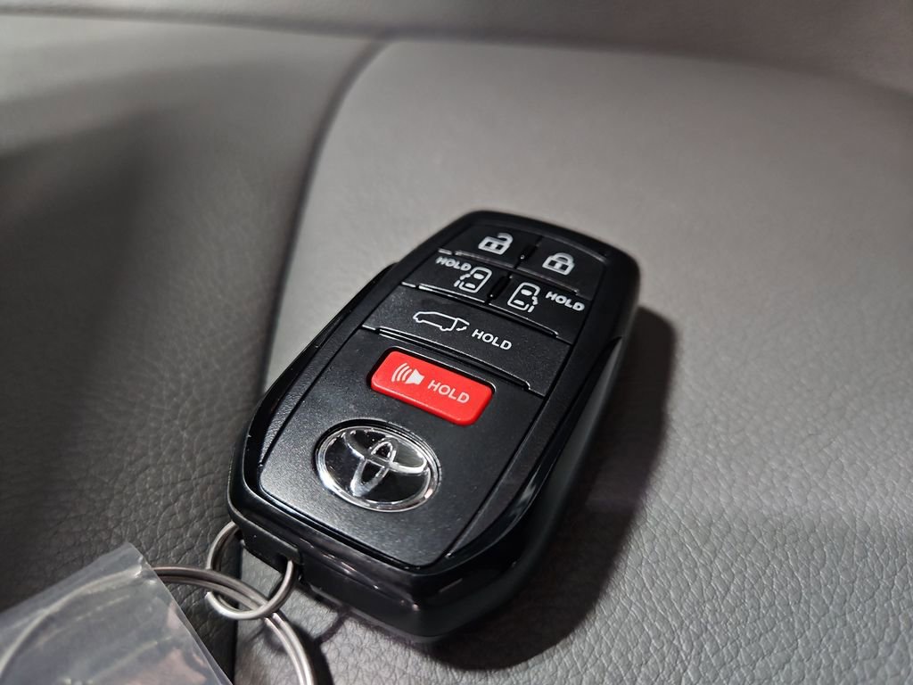 New 2026 Toyota Sienna XLE image 30