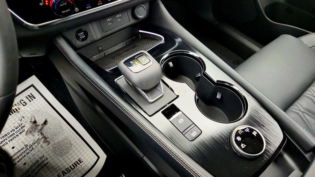 Used 2025 Nissan Rogue Platinum w/ Platinum Premium Package image 16