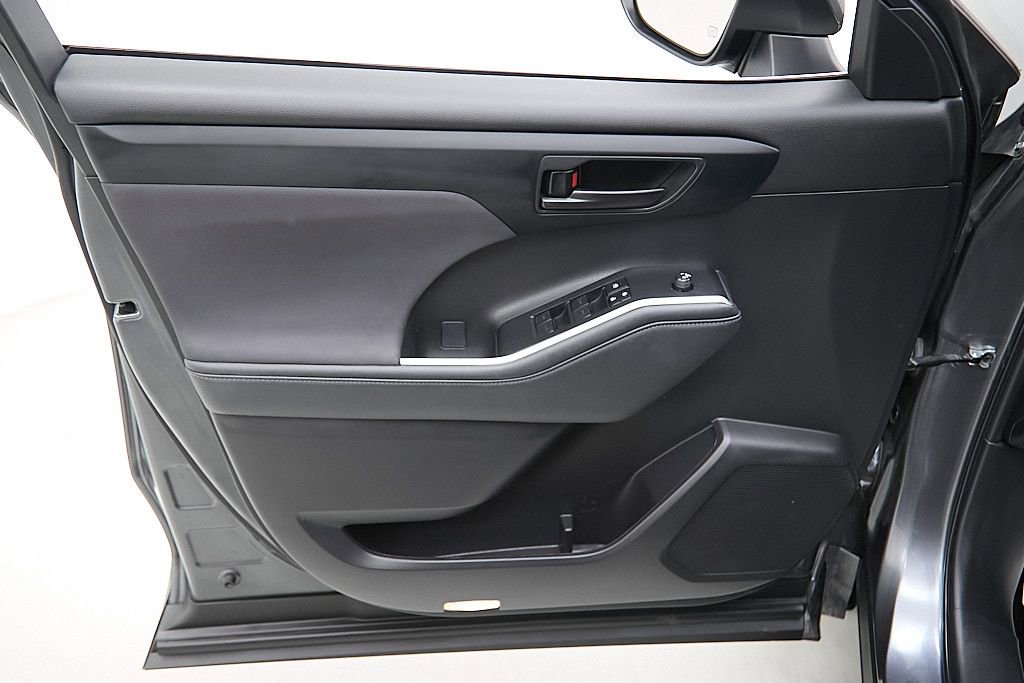 Used 2023 Toyota Highlander LE image 10