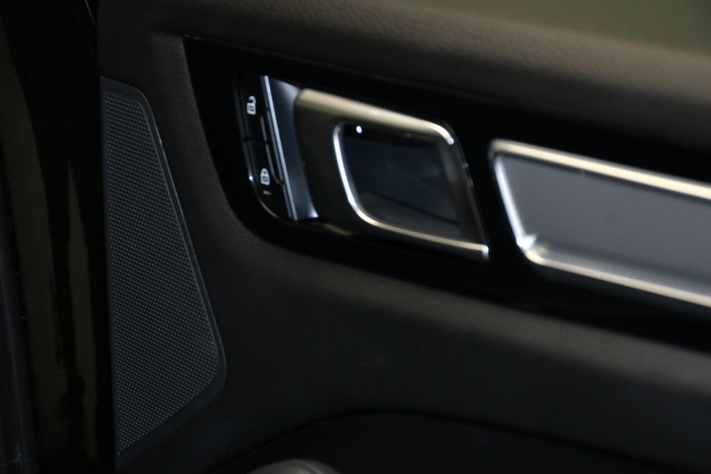 Certified 2023 Porsche Cayenne Platinum Edition AWD/4WD image 24