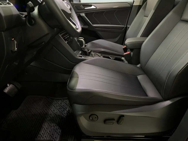 Used 2023 Volkswagen Tiguan SE w/ Panoramic Sunroof Package FWD image 66