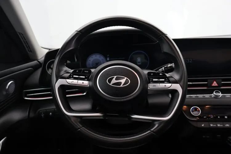 Used 2025 Hyundai Elantra SEL FWD image 17