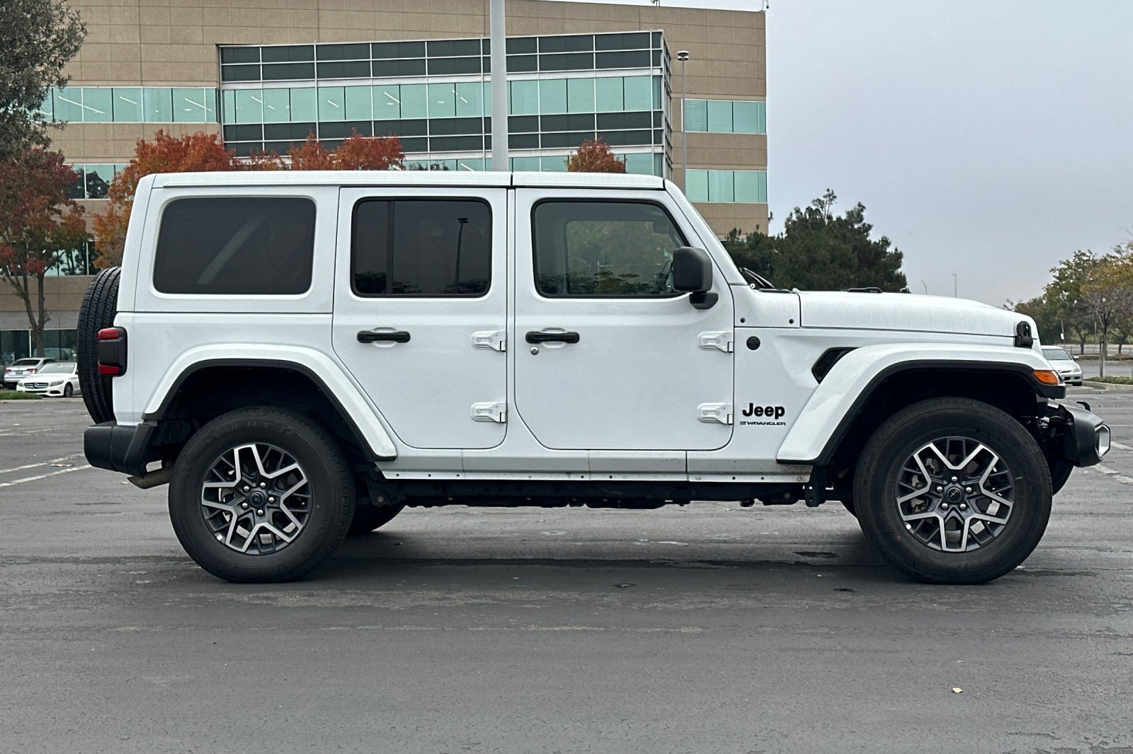 Used 2025 Jeep Wrangler Sahara image 3