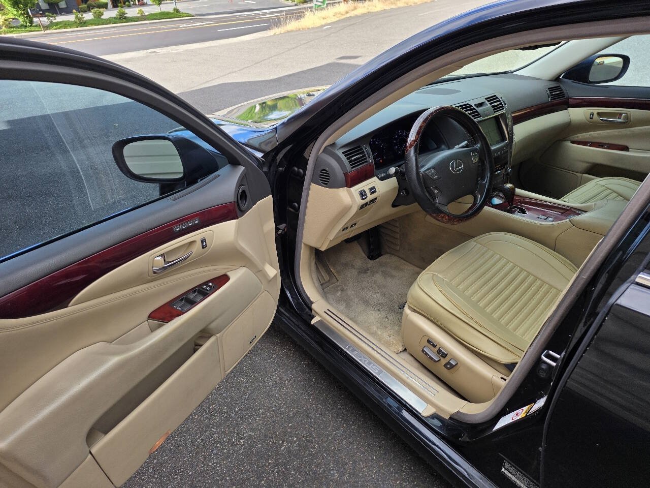 Used 2008 Lexus LS 460 w/ Comfort Pkg RWD image 9
