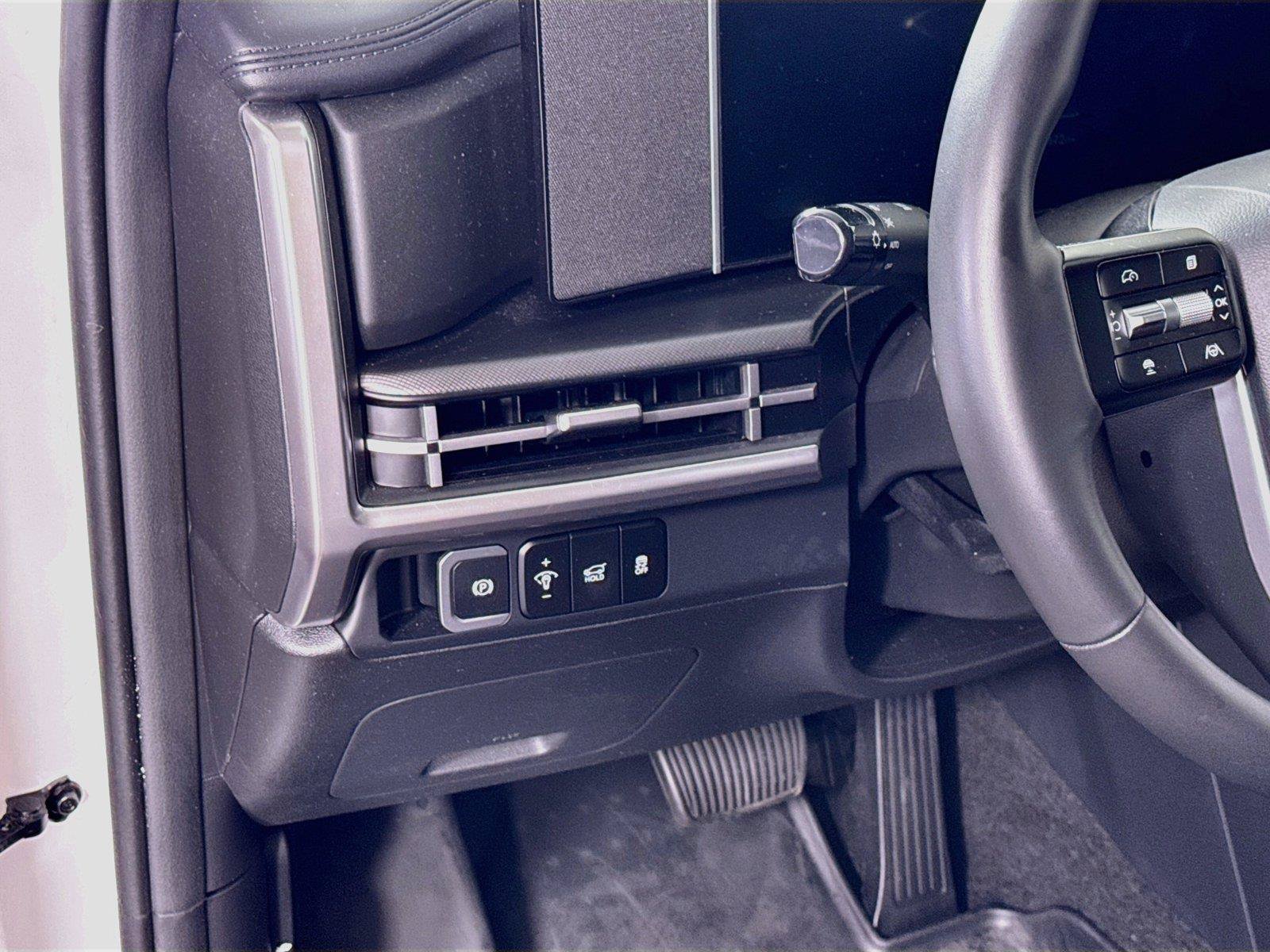 Used 2025 Hyundai Santa Fe SE AWD/4WD image 4