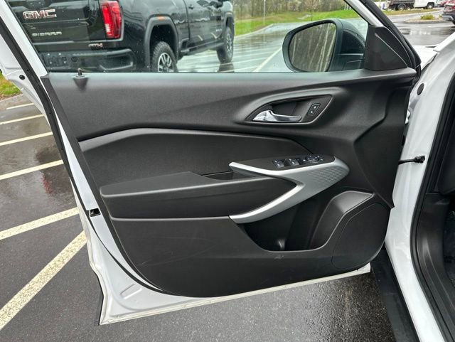 Used 2025 Chevrolet Trax RS w/ Sunroof Package FWD image 18