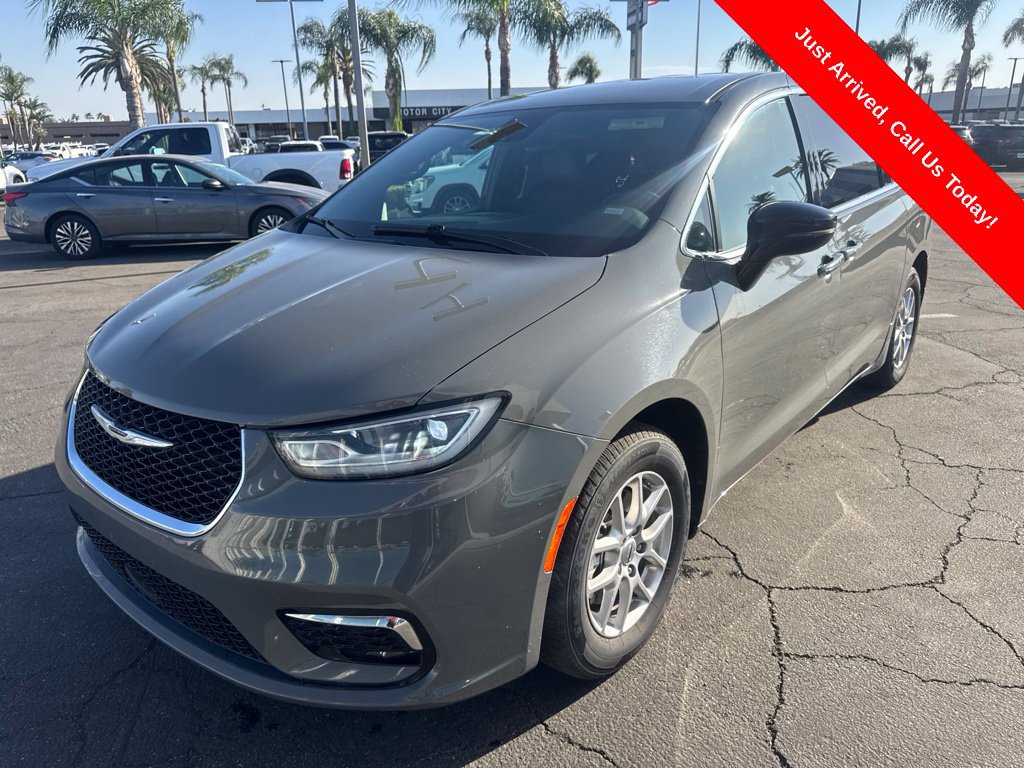 Used 2025 Chrysler Pacifica Select