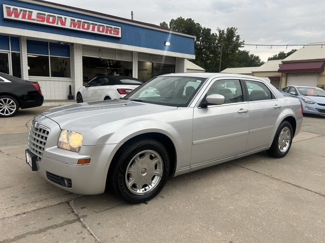 Used 2005 Chrysler 300 Touring image 2