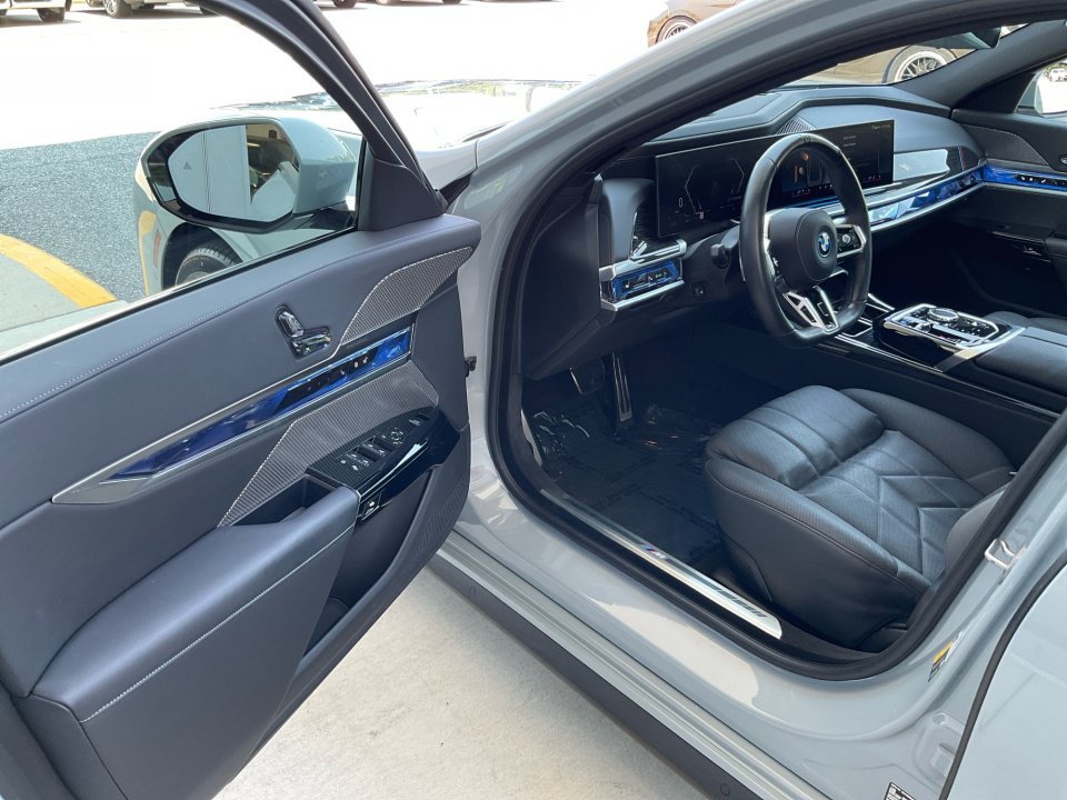 Certified 2024 BMW i7 eDrive50 w/ M Sport Package RWD image 31