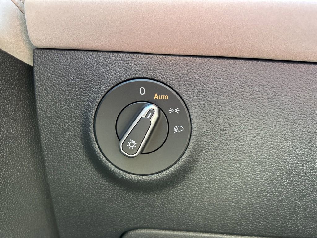 Used 2025 Volkswagen Taos SE image 24