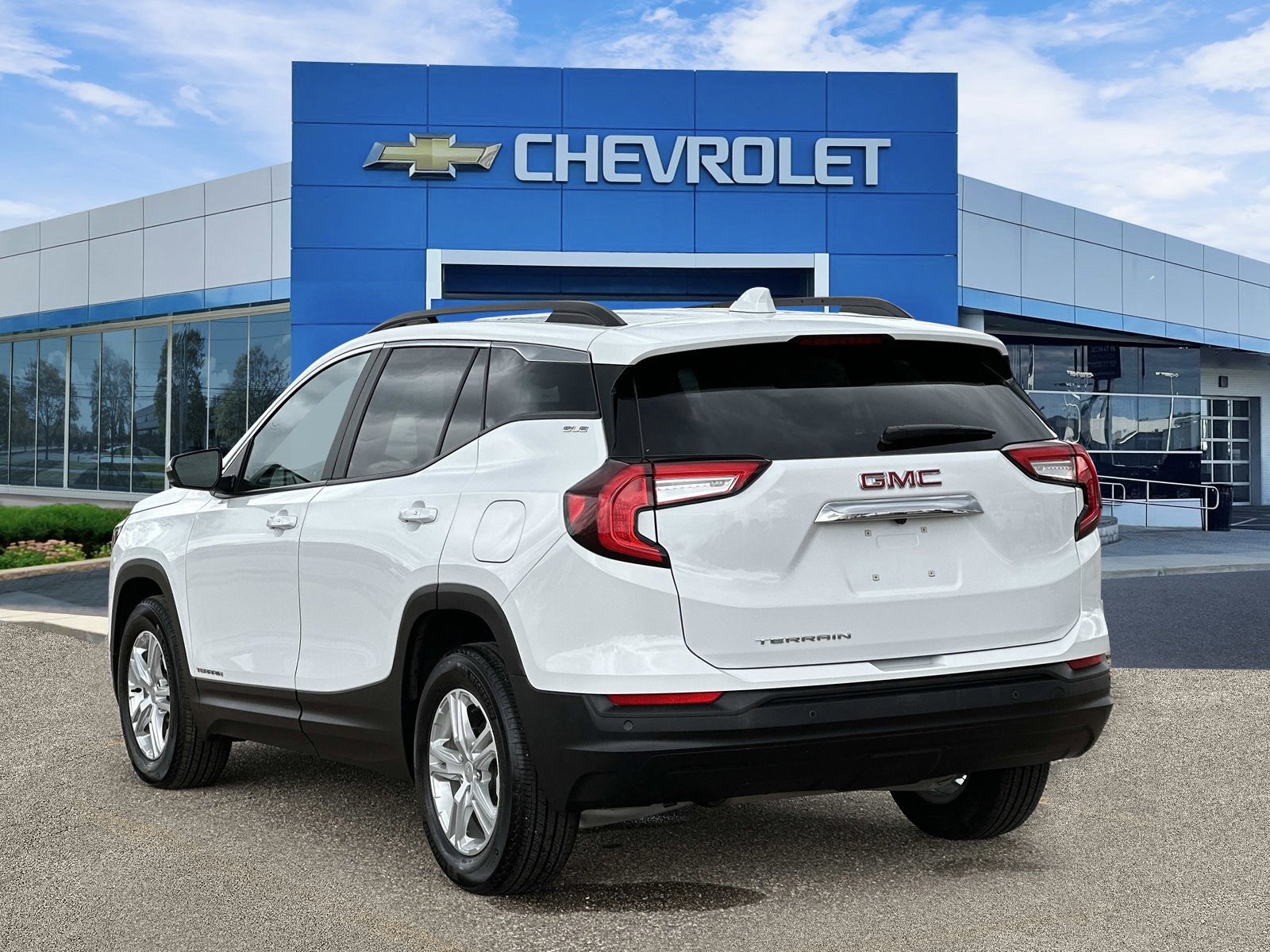 Certified 2024 GMC Terrain SLE w/ Driver Convenience Package FWD image 3