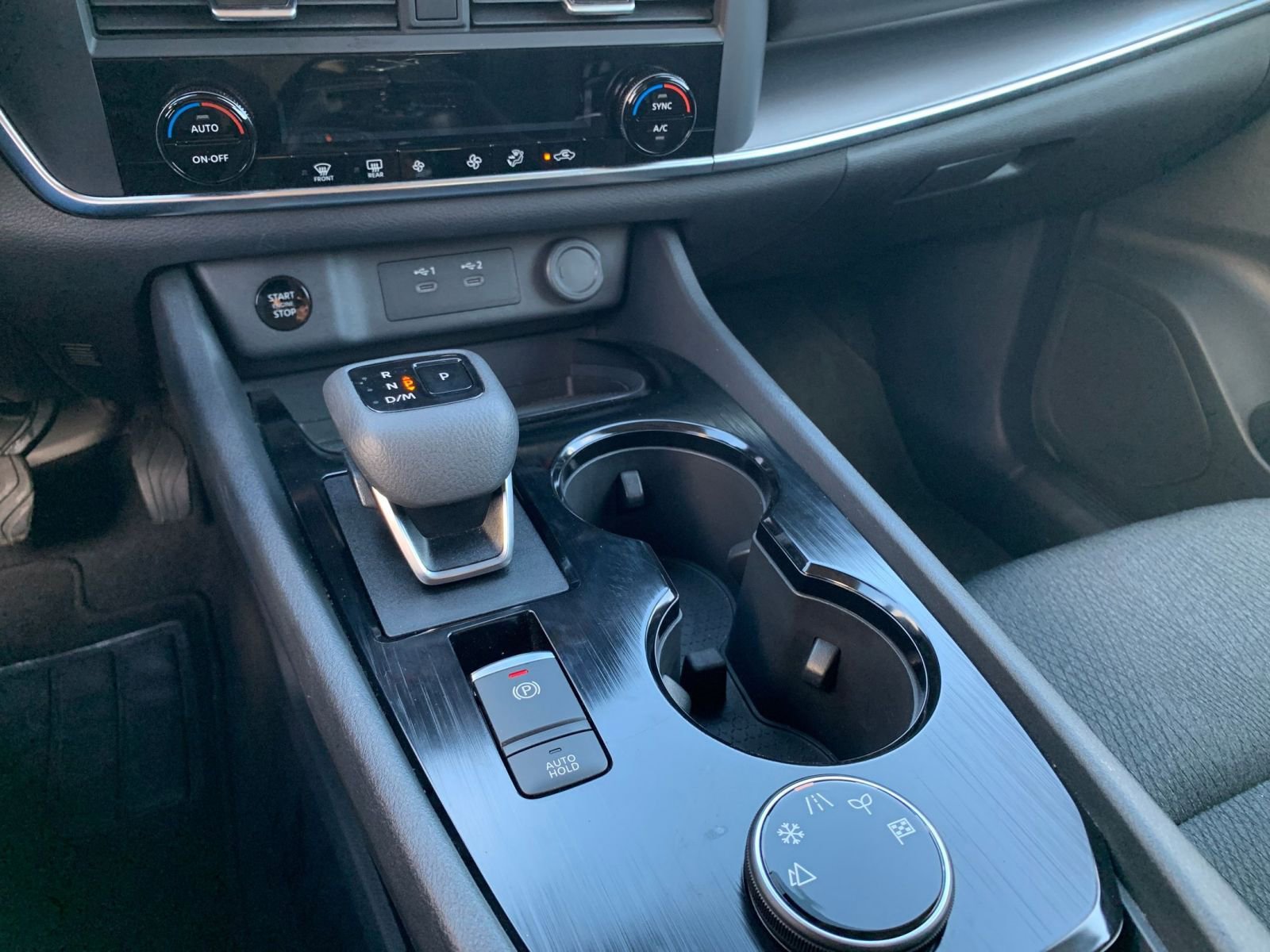 Used 2025 Nissan Rogue SV image 43