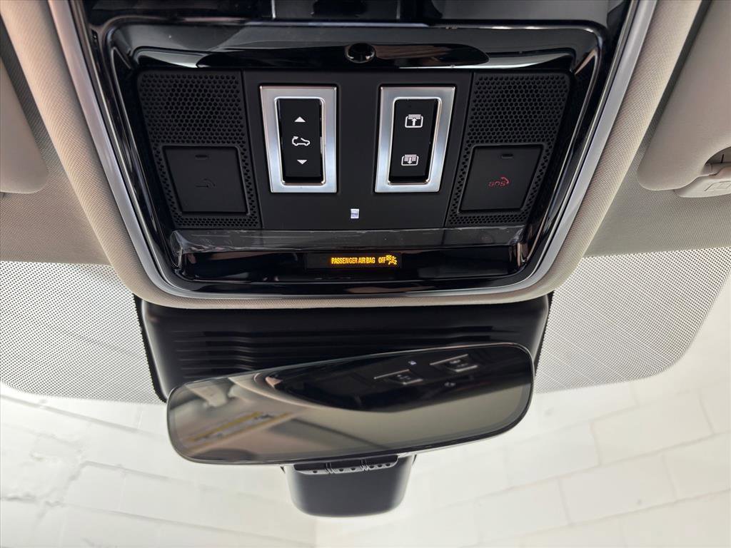 Used 2025 Land Rover Range Rover Velar Dynamic SE image 12