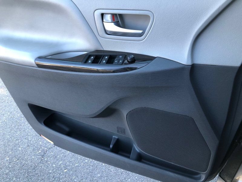 Used 2015 Toyota Sienna XLE FWD image 15
