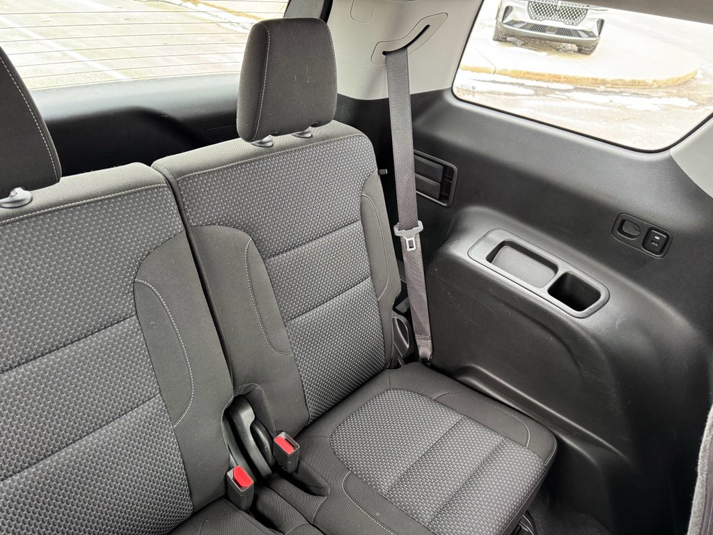 Used 2023 GMC Acadia SLE w/ Driver Convenience Package FWD image 24