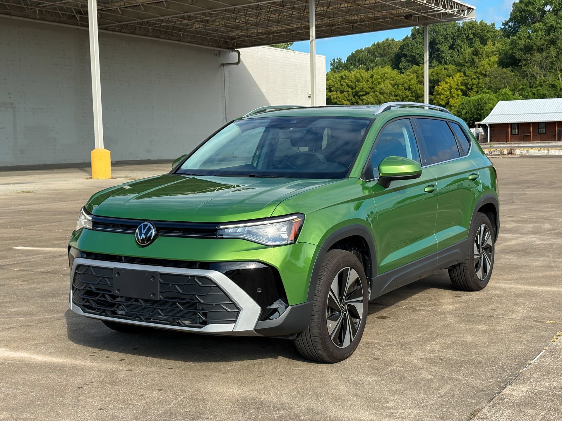 Used 2025 Volkswagen Taos SE w/ Panoramic Sunroof Package AWD/4WD image 5