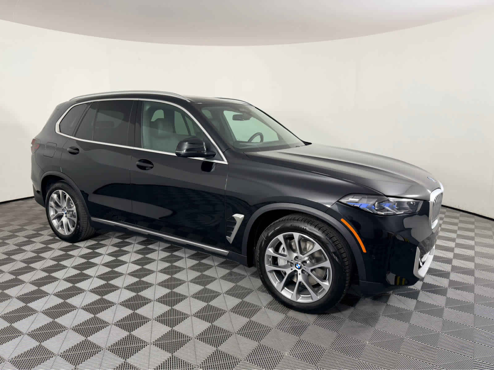 New 2026 BMW X5 xDrive50e image 3