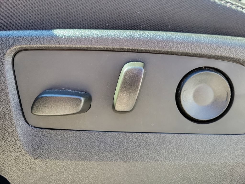 Used 2025 Chevrolet Colorado LT AWD/4WD image 17